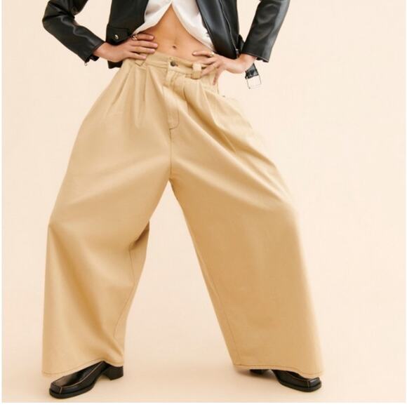 FARM Rio Tan/Khaki Low Waisted Pleated Wide Leg Trouser Pants - Picture 1 of 8